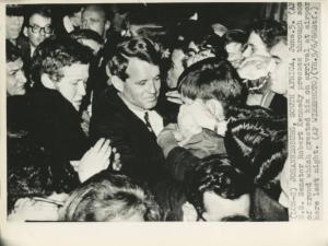 Johannesburg - Visita in Sudafrica - Robert Kennedy circondato dalla folla al suo arrivo - Aeroporto