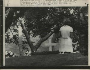 Arlington (Virginia) - Ethel Kennedy inginocchiata sulla tomba del marito Robert - Lutto - Cimitero - Croce