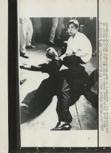 Los Angeles - Omicidio di Robert Kennedy - Hotel Ambassador: interno - Robert Kennedy sostenuto da un giovane - Sangue