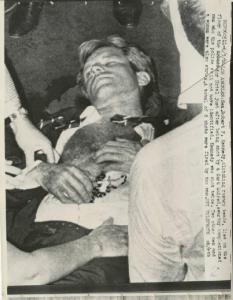 Los Angeles - Omicidio di Robert Kennedy - Hotel Ambassador: interno - Robert Kennedy tiene tra le mani un rosario - Di spalle la moglie Ethel