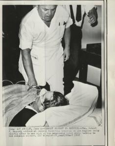 Los Angeles - Omicidio di Robert Kennedy - Central Receiving Hospital - Robert Kennedy, in barella, giunge al pronto soccorso - Infermiere