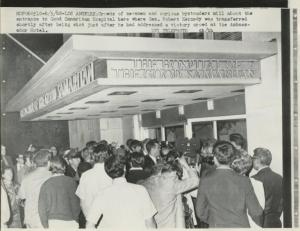 Los Angeles - Omicidio di Robert Kennedy - The Hospital of the Good Samaritan: esterno - Folla - Giornalisti