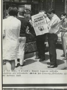 Roma - Omicidio di Robert Kennedy - Un uomo legge il giornale che riporta la notizia dell'attentato a Robert Kennedy