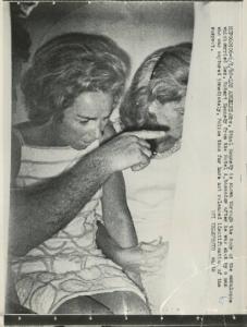 Los Angeles - Omicidio di Robert Kennedy - Ethel Kennedy, affiancata da un'altra donna, sull'ambulanza che ha trasportato il marito Robert all'ospedale