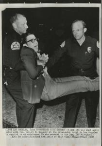 Los Angeles - Omicidio di Robert Kennedy - Uno dei feriti viene trasportato verso l'ambulanza da due poliziotti