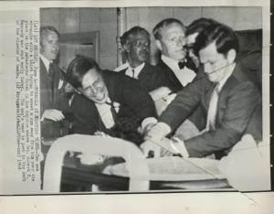 Los Angeles - Omicidio di Robert Kennedy - Hotel Ambassador - Sirhan B. Sirhan viene immobilizzato da due uomini