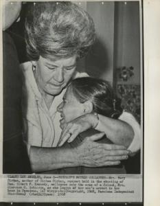 Los Angeles - Omicidio di Robert Kennedy - Mary Sirhan piange abbracciata dall'amica Clarence C. Robinson