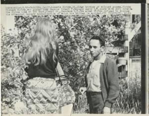 Pasadena (California) -Omicidio di Robert Kennedy - Scharis Sirhan parla con ragazza - Giardino