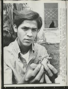 Los Angeles - Omicidio di Robert Kennedy - Ritratto maschile - Juan Romero mostra due piccoli crocifissi