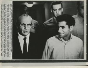 Los Angeles - Omicidio di Robert Kennedy - Sirhan B. Sirhan e il suo avvocato Russel B. Parsons in un corridoio della prigione di Los Angeles - Forze dell'ordine