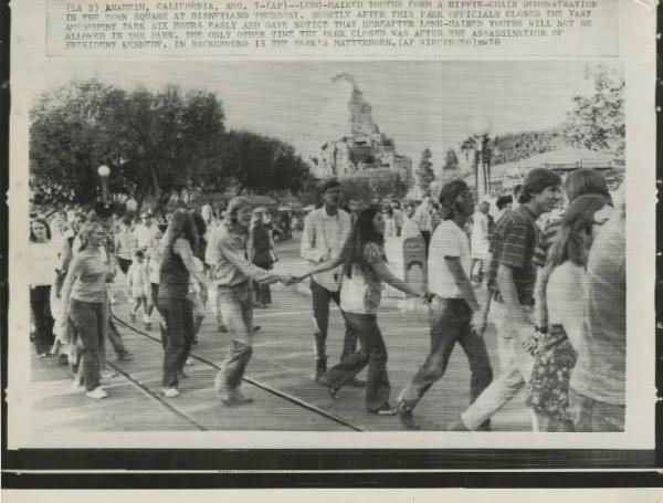 Anaheim (California) - Disneyland Park - Giovani hippies si tengono per mano - Sullo sfondo le "Matterhorn Bobsleds"