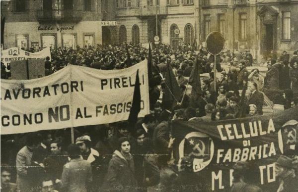 Torino - Manifestazione antifascista - Folla con bandiere - Striscioni della Pirelli e del PCI
