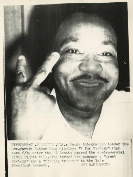 St. Augustine (Florida) - Ritratto maschile - Martin Luther King fa il gesto di vittoria