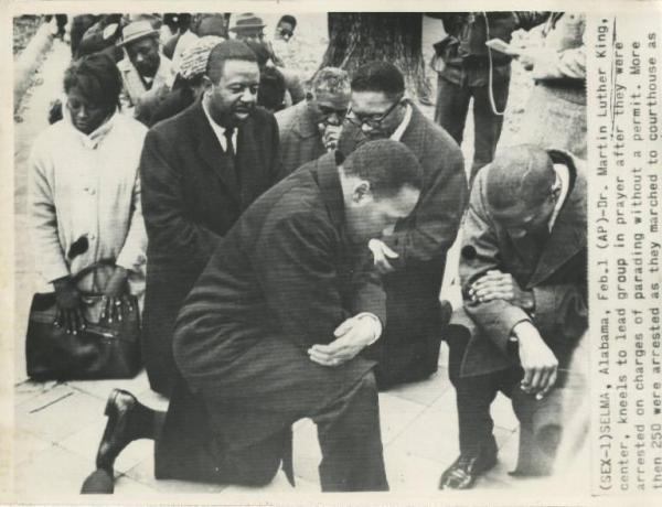 Selma (Alabama) - Martin Luther King prega con gruppo di persone - Arresto