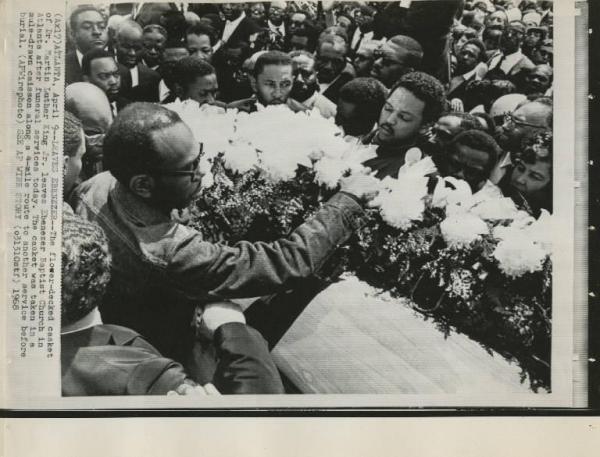 Atlanta (Georgia) - Funerale Martin Luther King - Uomini posano fiori sul feretro - Folla
