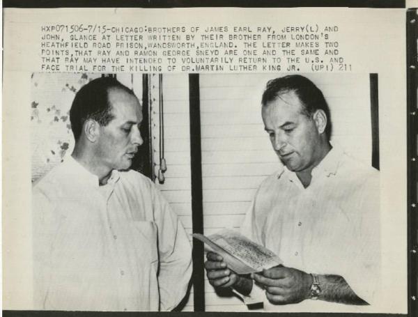 Chicago (Illinois) - Omicidio Martin Luther King - Jerry (sinistra) e John Ray (destra) leggono lettera del fratello James