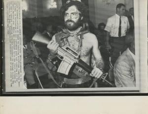 Washington (District of Columbia) - Ritratto maschile - Jerry Rubin attivista hippie con mitragliatrice giocattolo