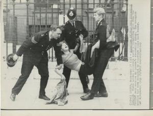 Londra - Piccadilly - Poliziotti portano via ragazza hippie dopo occupazione abusiva