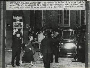 Londra - Endell Street - Poliziotto apre la portiera alla spogliarellista Gloria - Hippies cacciati - Macchina della polizia