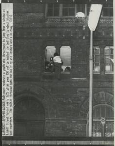 Londra - Endell Street School: esterno - Poliziotto trattiene hippie che cerca di scappare dalla finestra