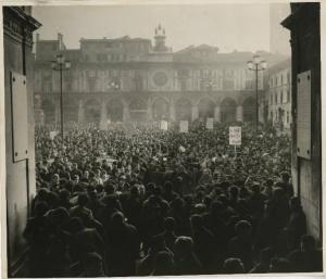 Brescia - Piazza della Loggia - Manifestazione contro il fascismo - Folla con cartelli - Torretta dell'orologio