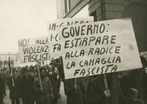 Forlì - Manifestazione per l'eccidio di Catanzaro - Corteo con cartelli di protesta - Bandiere