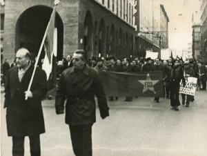 Parma - Manifestazione antifascista - Corteo con bandiere e striscioni