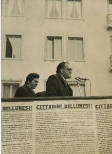 Belluno - Manifestazione antifascista - Nello Ronchi al microfono - Discorso per la Resistenza - Pannelli informativi