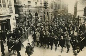 Genova - Manifestazione antifascista - Corteo con bandiere - Carabinieri