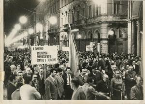 Bologna - Manifestazione antifascista - Corteo notturno con cartelli e bandiere