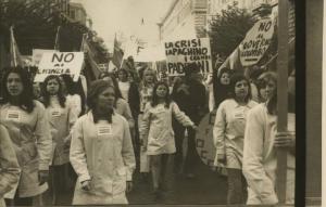 Napoli - Manifestazione antifascista - Donne che sfilano con cartelli di protesta contro i licenziamenti