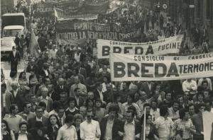 Milano - Manifestazione per la strage di Brescia - Corteo con striscioni della Breda - Traffico