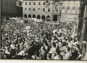 Bologna - Piazza Maggiore - Manifestazione antifascista - Discorso di Silvano Armaroli - Folla con striscioni e bandiere