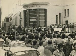Genova - "Casa 25 Aprile 1945": esterno - Manifestazione antifascista - Assemblea dei portuali - Cartelli - Bandiera - Automobile