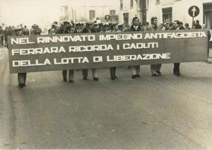 Ferrara - Manifestazione antifascista - Cartello in ricordo dei caduti della lotta di Liberazione - Corteo con banda musicale