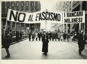 Milano - Sciopero dei bancari contro il fascismo - Striscione e cartelli di protesta