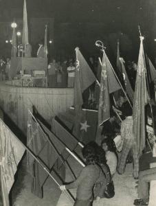 Sesto San Giovanni - Manifestazione antifascista - Oratore sul podio - Bandiere e stendardi