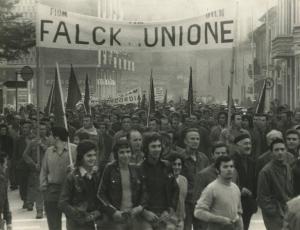 Sesto San Giovanni - Manifestazione antifascista - Corteo con striscione della Falck Unione - Bandiere