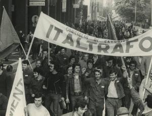 Sesto San Giovanni - Manifestazione antifascista - Corteo con striscione della Italtrafo - Bandiere - Insegne