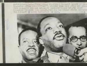 Birmingham (Alabama) - Martin Luther King con Ralph Abernathy (sinistra) e Wyatt Tee Walker (destra) intervistati da giornalisti