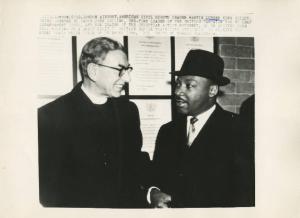 Londra - Aereoporto - Martin Luther King insieme a Canon John Collins (sinistra), leader del movimento cristiano