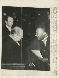 Oslo - Premio Nobel per la Pace (1964) - Martin Luther King stringe la mano a Olav V re di Norvegia - Alle spalle il principe ereditario Harald