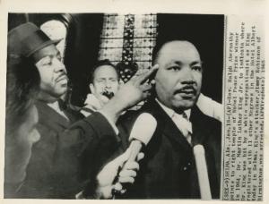 Selma (Alabama) - Ralph Abernathy indica la tempia di Martin Luther King dopo aggressione - Intervista