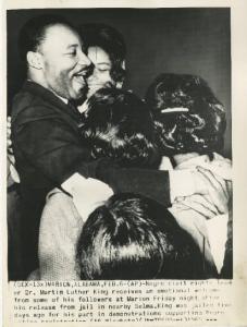 Marion (Alabama) - Martin Luther King abbracciato dai suoi sostenitori - Donne