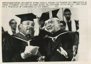 Washington - Howard University - Martin Luther King e James Nabrit (destra) presidente dell'università - Consegna dei diplomi - Discorso