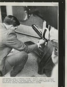 Memphis (Tennessee) - Omicidio Martin Luther King - Detective esamina arma del delitto: fucile