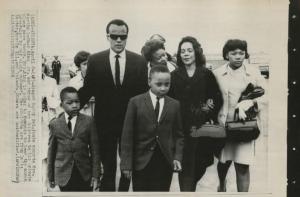 Atlanta (Georgia) - Ritratto di gruppo - Harry Belafonte accompagna Coretta Scott King e tre dei suoi figli - Lutto