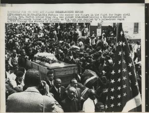 Atlanta (Georgia) - Funerale Martin Luther King - Carro funebre trainato da asini - Bandiera americana - Folla
