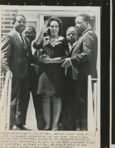 Atlanta (Georgia) - Southern Christian Leadership Conference - Ritratto di gruppo - Coretta Scott King insieme al cognato Alfred Daniel King (destra) e Ralph Abernathy (sinistra)