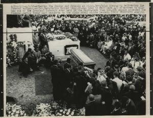 Atlanta - Funerale Martin Luther King - South View Cemetery - Il reverendo Ralph Abernathy dirige la funzione - Famiglia King e amici - Tomba: sepoltura - Folla
